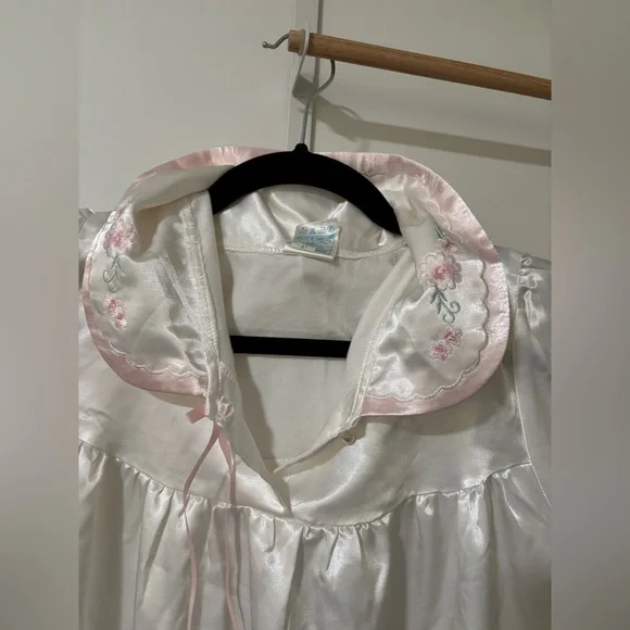 Elegant vintage style White Satin Night gown - Picture 8 of 9